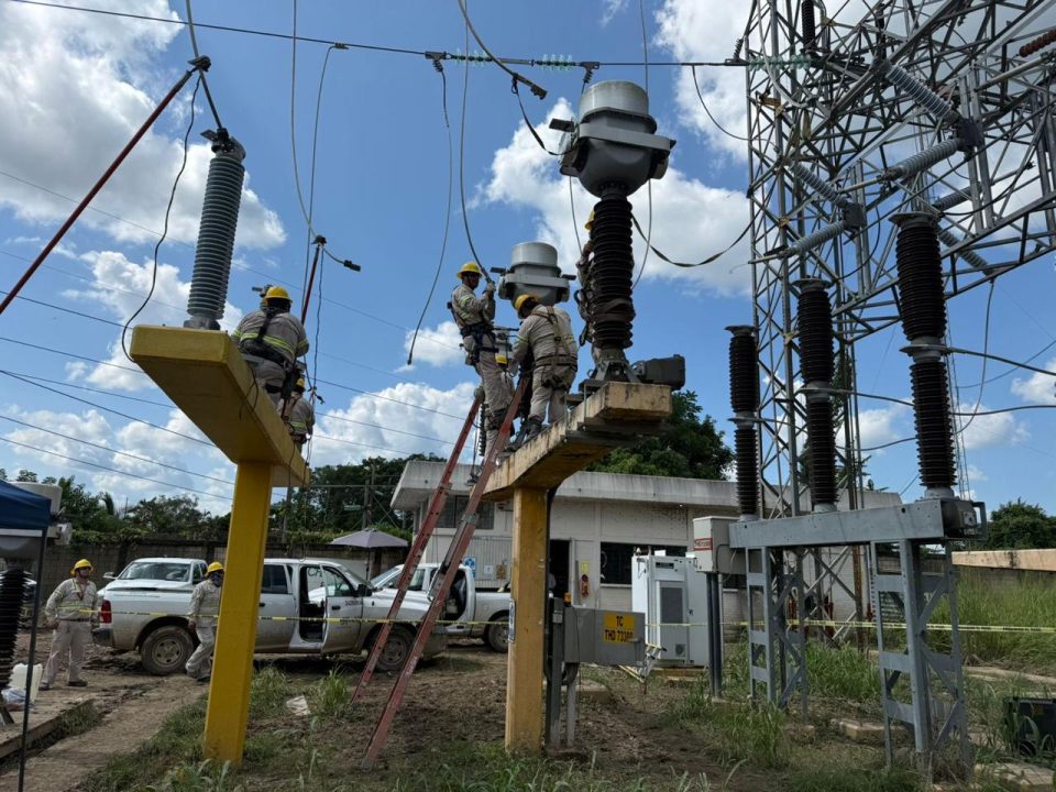 CFE acelera pruebas de interruptores de potencia en Subestación de Poza Rica