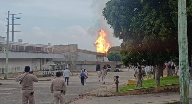 Pemex controla incendio en gasoducto del Complejo Procesador de Gas Cactus; cinco lesionados