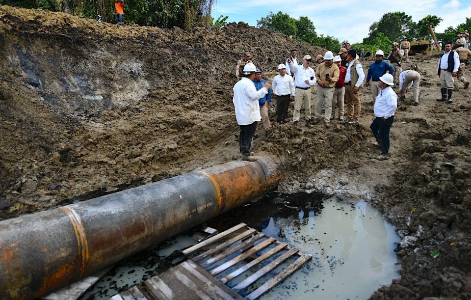 Pemex recupera 345,000 litros de crudo tras fuga en el río Pantepec en Veracruz