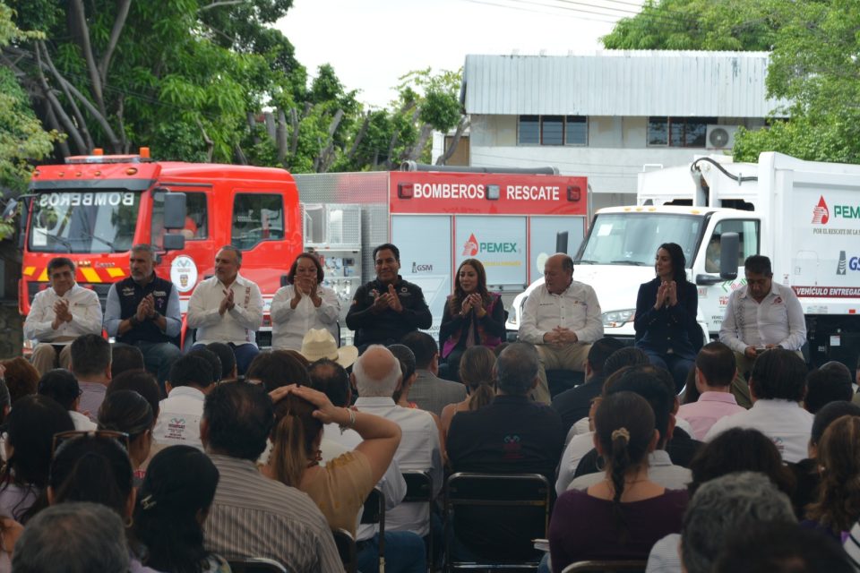 Pemex entrega 70 mdp en vehículos e infraestructura eléctrica para Chiapas