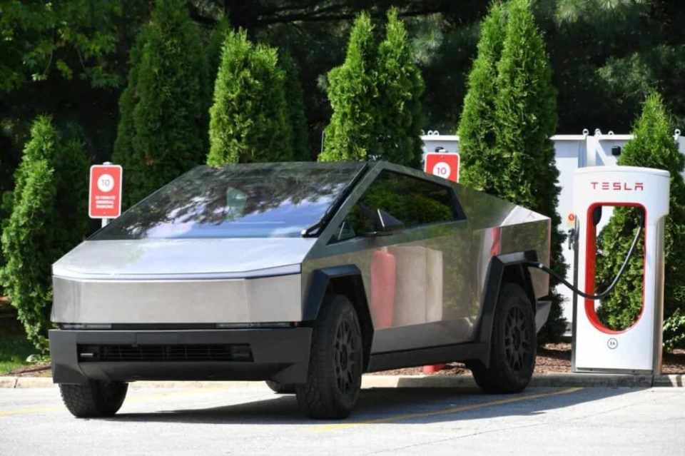 Tesla vende más de 16,000 Cybertrucks en 2025, pero enfrenta una caída del 38% en ventas