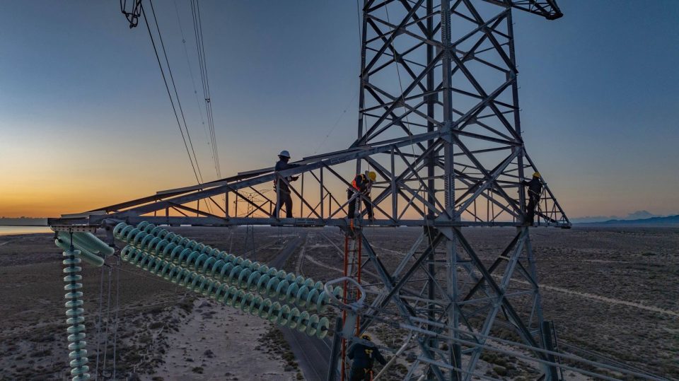 CFE invita a mexicanos a invertir en CFE FIBRA E y obtener rendimientos trimestrales.