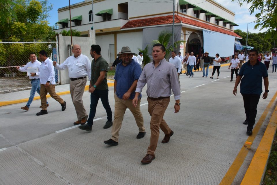Pemex entrega obra de pavimentación en Isla Aguada con inversión de 17 MDD