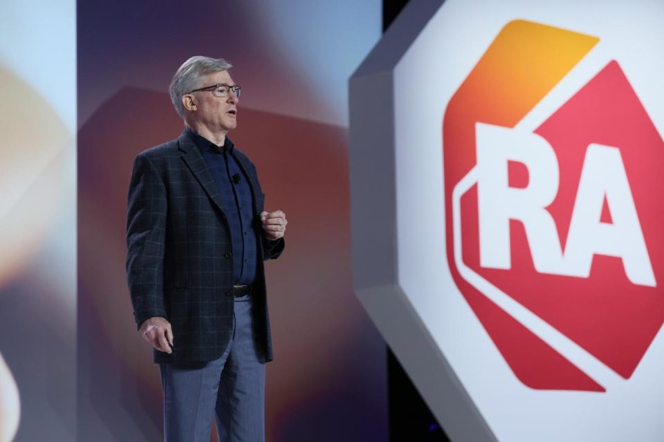 El futuro de las operaciones industriales de acuerdo con Rockwell Autmation significa: fábricas que aprenden, se adaptan y toman decisiones de manera autónoma