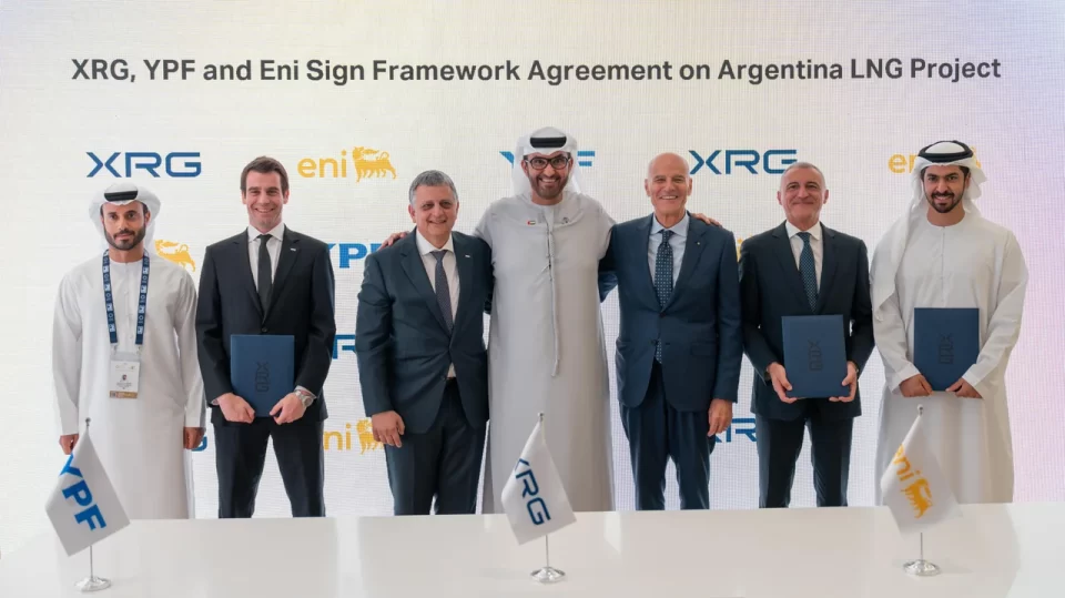 YPF y Eni firman acuerdo con ADNOC para impulsar proyecto Argentina LNG