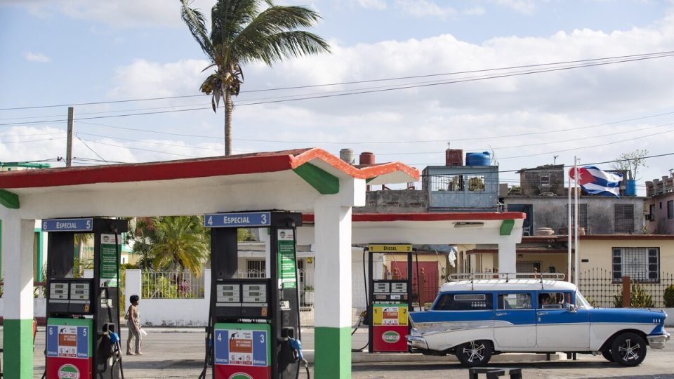 Trump flexibiliza sanciones y permitirá a empresas privadas cubanas comprar combustible por severa crisis energética