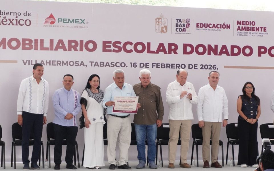 Gobierno de Tabasco y Pemex entregan mobiliario escolar en 10 municipios