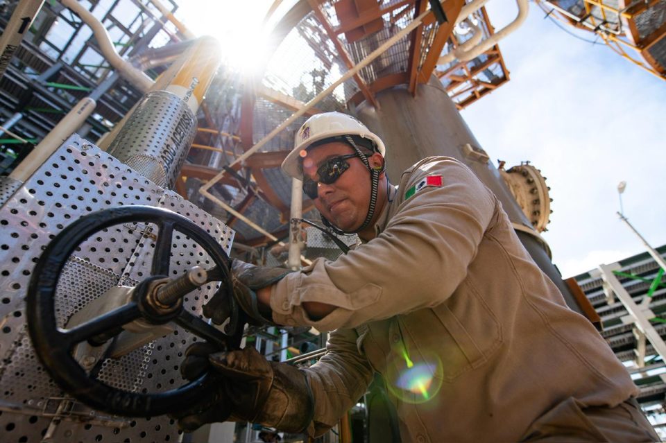 Pemex fortalece su sistema de refinación con producción de petrolíferos histórica