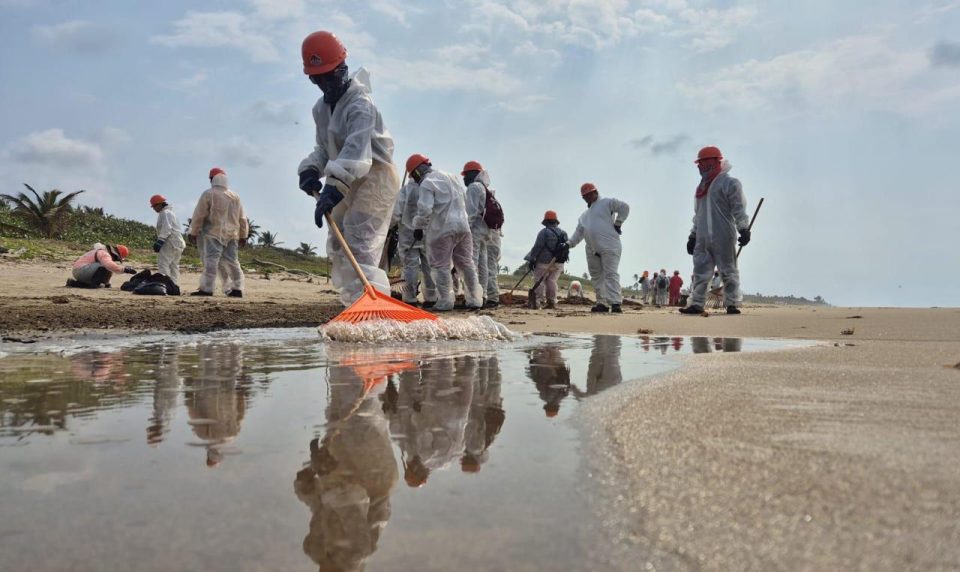 Grupo Interinstitucional garantiza control de hidrocarburos en el Golfo de México; limpia más de 480 km de costa