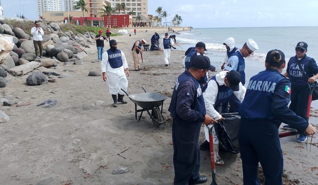 Grupo Interinstitucional de 2,400 elementos atienden presencia de hidrocarburos en costas de Veracruz y Tabasco