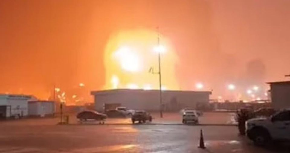 Pemex sofoca incendio alrededor de barda perimetral de la Refinería Olmeca