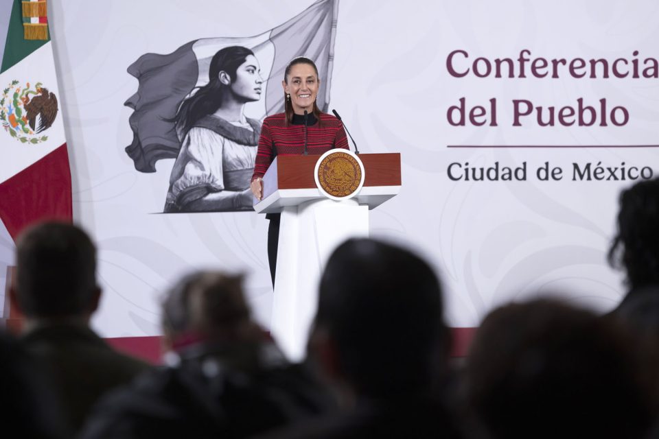 Sheinbaum buscará con gasolineros reducción adicional al precio del diésel