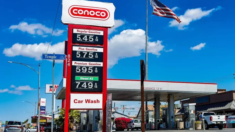 Gasolina en California supera los 5 dólares por galón ante tensiones geopolíticas