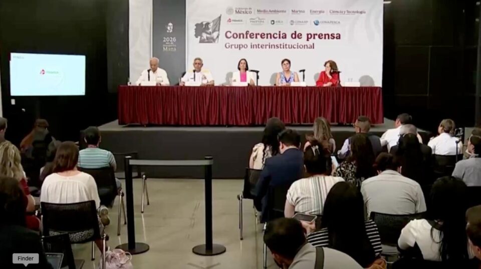 Pemex separa a 3 funcionarios por derrame de hidrocarburos; Presidenta Sheinbaum instruye investigación