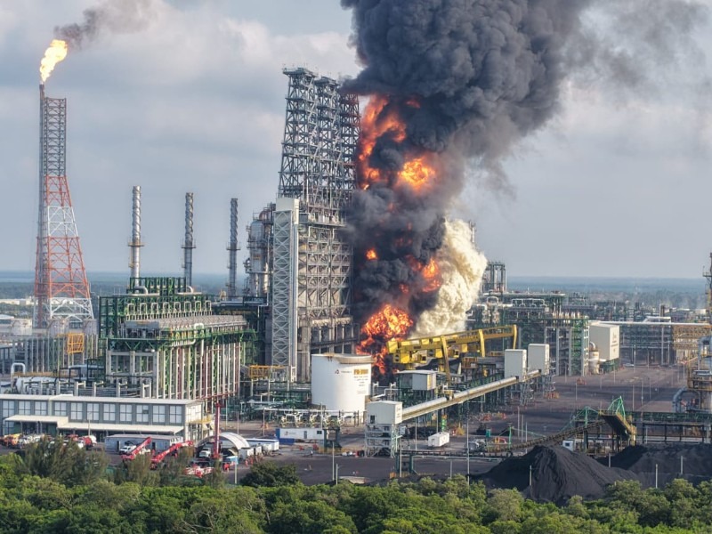 Bajo control incendio en la bodega de coque de la Refinería Olmeca: Sheinbaum