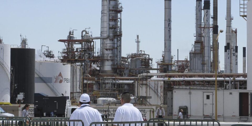 Pemex confirma operatividad normal en Refinería de Salamanca tras incendio en predio aledaño