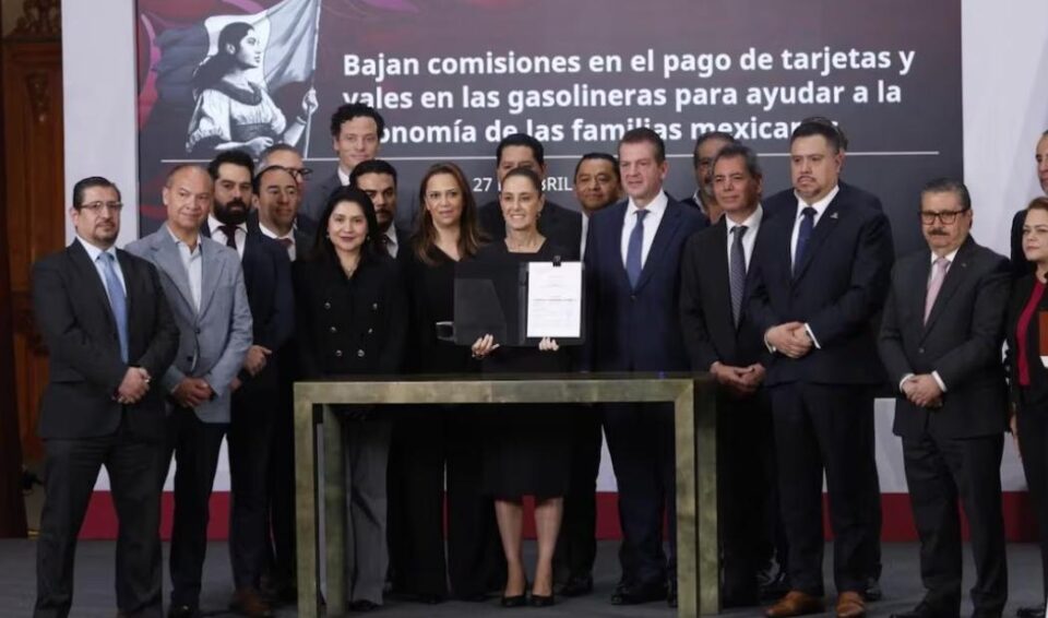 Gobierno de México y Bancos acuerdan reducción de comisiones en gasolineras para frenar alza de combustibles