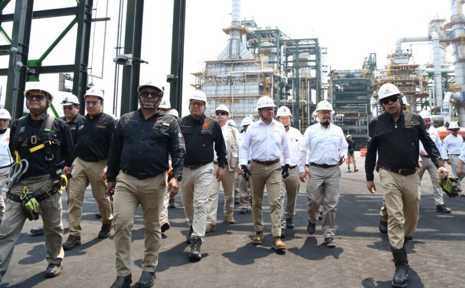 Nuevo director de Pemex supervisa la continuidad operativa de la Refinería Olmeca