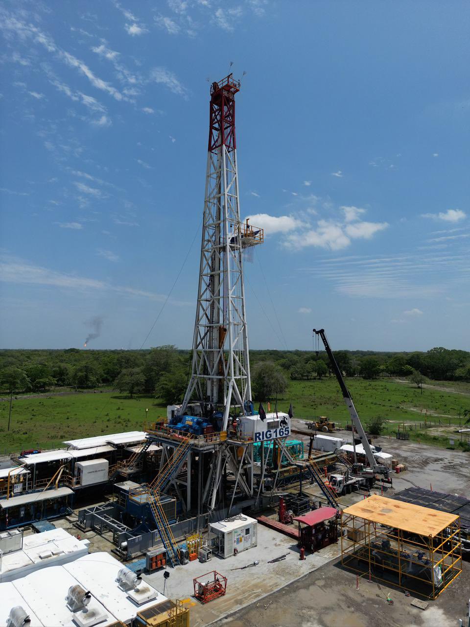 Nuevo director de Pemex supervisa avances estratégicos en el campo Ixachi en Veracruz