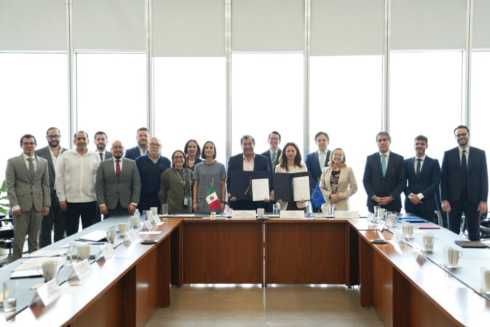 Sener y BEI firman acuerdo para impulsar inversiones de infraestructura eléctrica y renovable