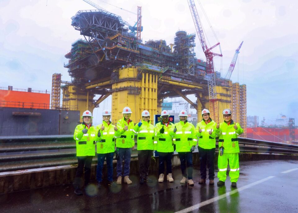 CEO de Woodside Energy supervisa fabricación de la FPU Tlaloc para el proyecto Trion