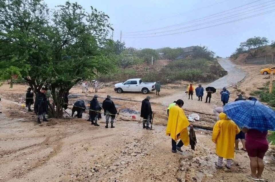 Petróleos Mexicanos (Pemex) activó sus protocolos de atención a emergencias tras registrarse una pérdida de contención en un ducto de combustóleo ubicado en este municipio de la región del Istmo de Tehuantepec.