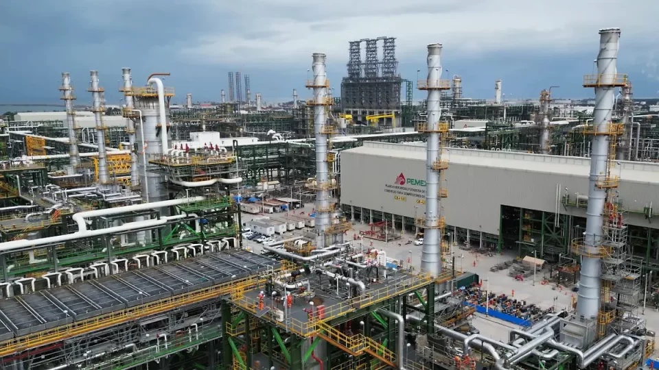 Pemex descarta riesgos tras falla eléctrica en la Refinería Olmeca