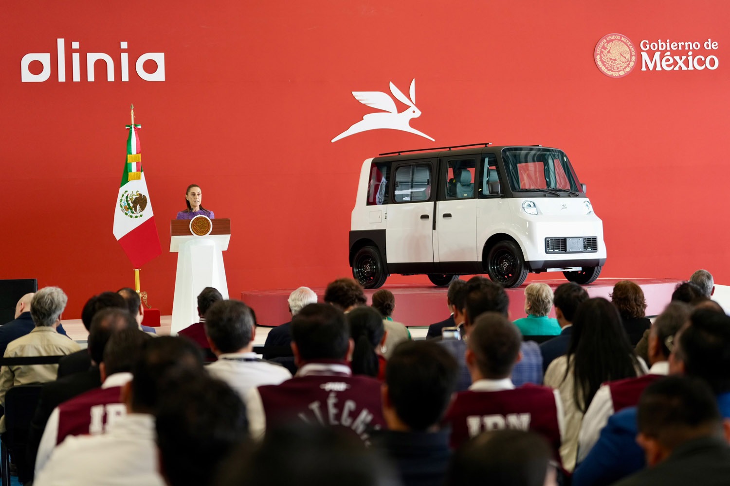 Sheinbaum presenta el Olinia 1: el primer auto eléctrico mexicano costará 150 mil pesos