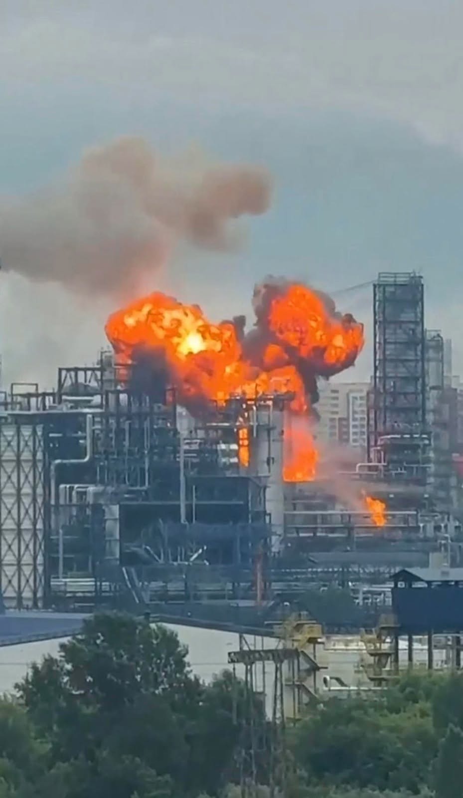 Moscú bajo fuego; Ucrania bombardea con drones refinería rusa