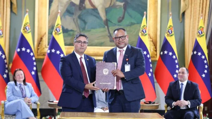 Venezuela otorga licencia a Shell para explotar el campo gasífero Loran