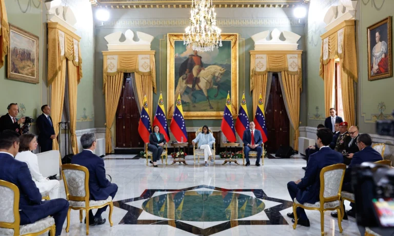 PDVSA sella alianza estratégica con SLB para impulsar los sectores petrolero, gasífero y minero
